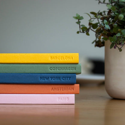 The Barcelona Notebook von The City Works – handgeprägtes Notizbuch im B6-Format