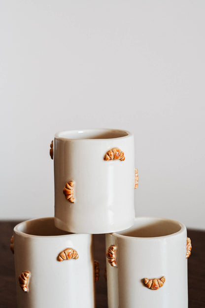 Keramiktasse mit Croissant-Motiv