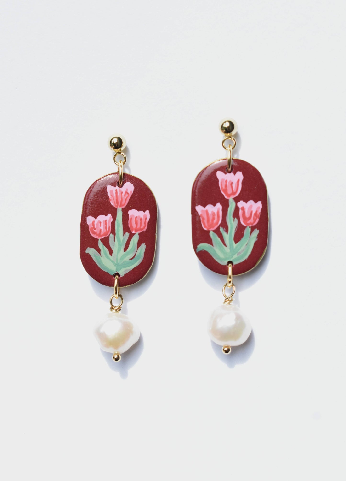 Bemalte Ohrringe mit einem Strauß Tulpen