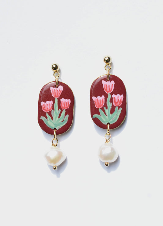 Bemalte Ohrringe mit einem Strauß Tulpen
